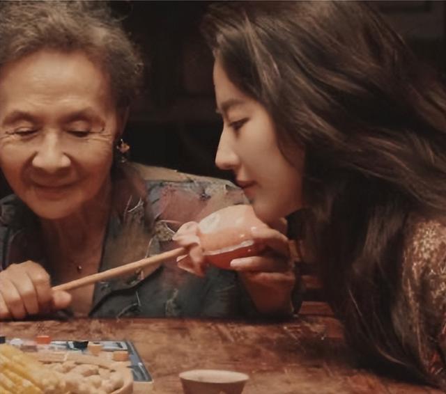 金·卡戴珊|娱乐圈的“中流柱”,84岁拿影后,与刘亦菲闺蜜情引感慨