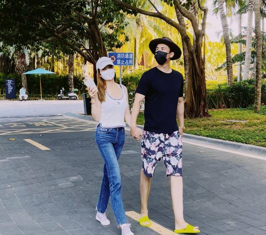 杜淳|杜淳老婆王灿高调秀恩爱，一家三口穿情侣装出镜，被夸衣品有进步