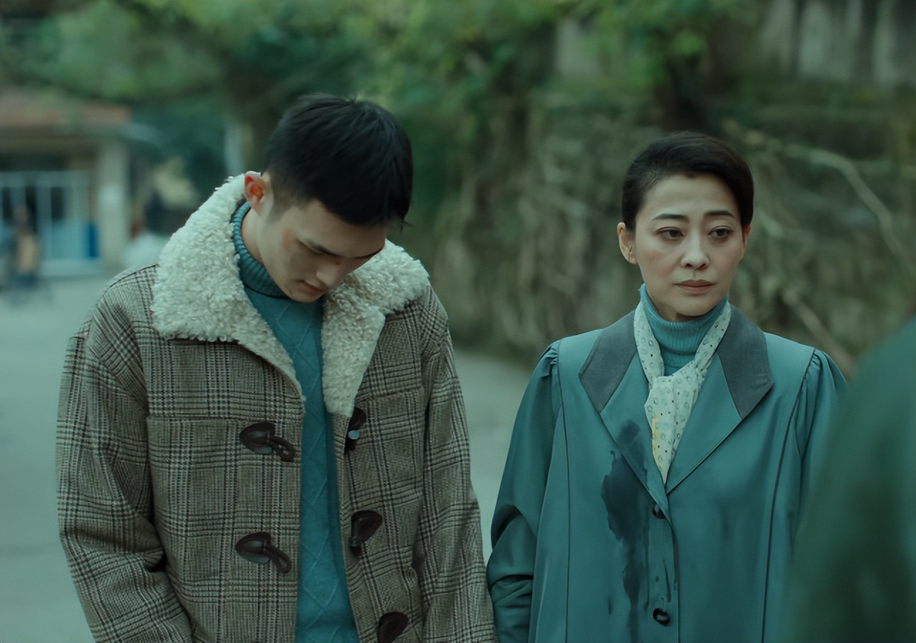 回来的女儿|《破晓东方》和《回来的女儿》各追2集:一个已弃剧,一个看上瘾