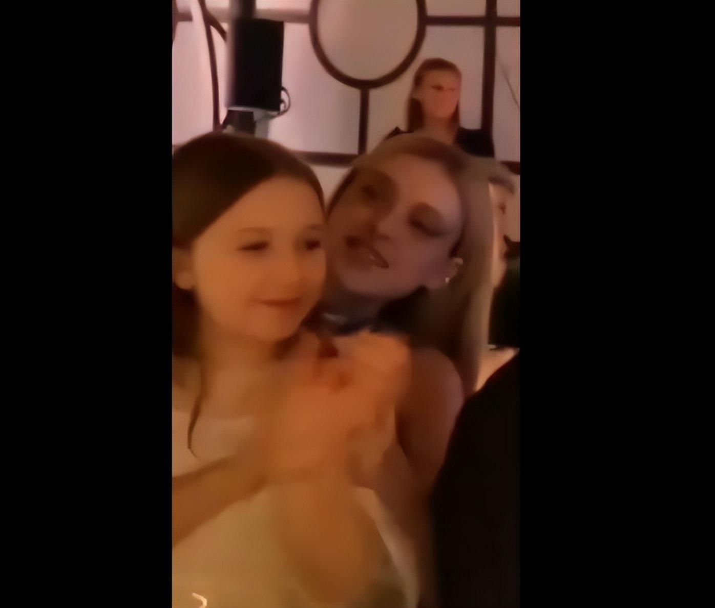 哈珀·贝克汉姆|11岁的贝小七，和贝克汉姆在游轮上，父亲搂着她的肩膀，亲她的脸蛋