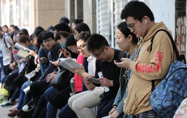 考试|父母直言：“别轻易让儿女考编”，背后真相令人太心酸了！