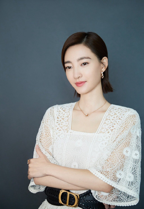 减脂 王丽坤一袭镂空白裙配上干练短发,清爽大气让人舒心。