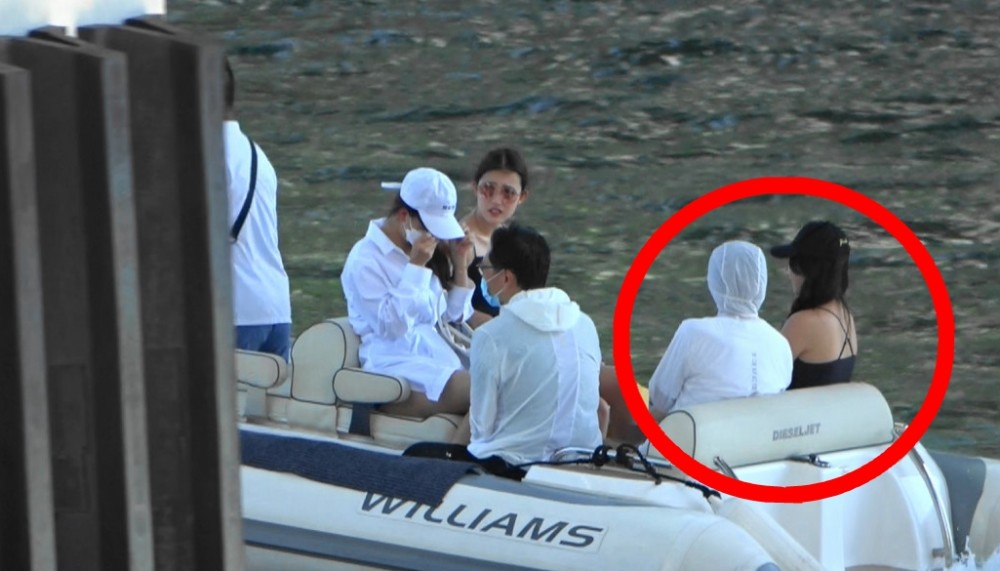 周星驰|60岁周星驰游艇后冲浪，穿紧身泳装身姿矫健，杨颖现身评论区互动