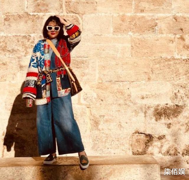 杨天真|杨天真晒新年照,独坐街边台阶美的洒脱,网友直呼瘦到我不认识了