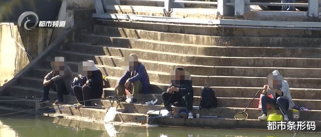 |大观河边“跨栏”垂钓，这样的行为危险！