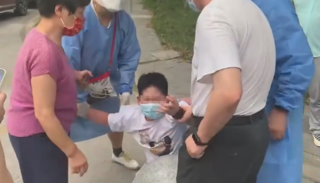 上海男孩持刀威胁志愿者, 其母称不能受刺激, 是否电击狂人才是救星