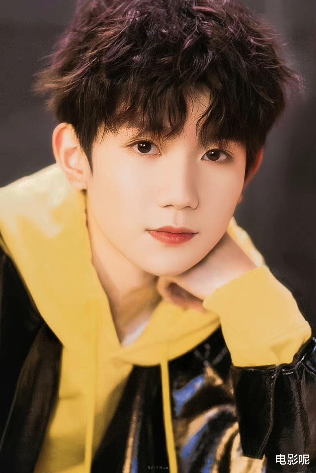 王源|王源大量童年照显露肥仔事实，从小就多才多艺参加汇演，超级可爱