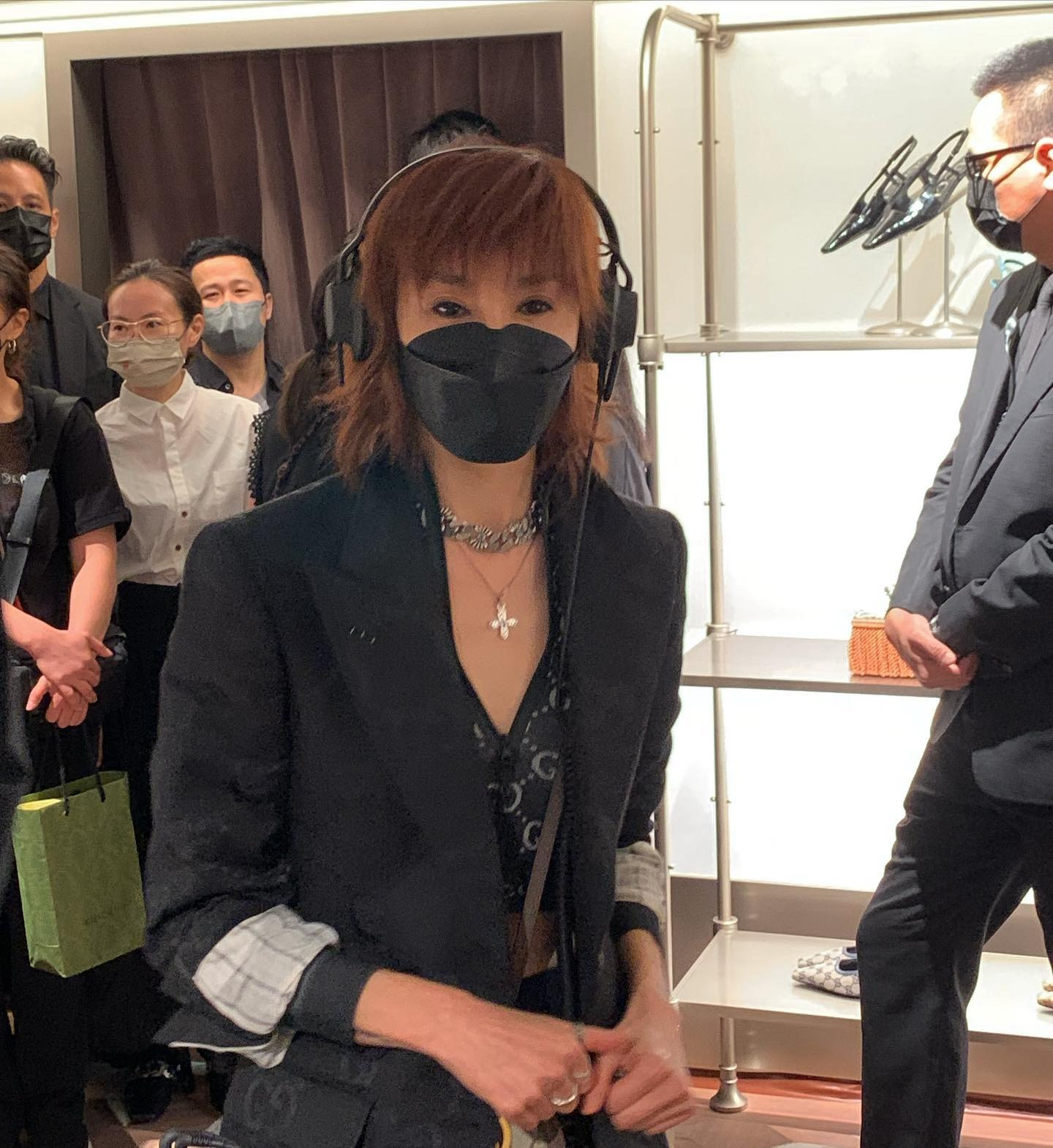 张曼玉|57岁张曼玉中环打碟已瘦出腹肌，郭富城谢霆锋紧跟节奏略显呆萌