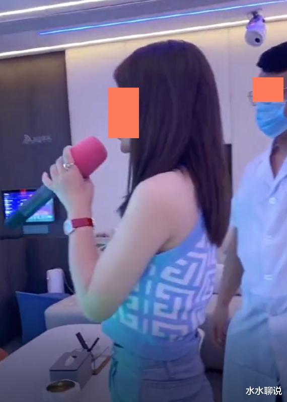 女子打着吊瓶去唱歌,医生男友光着脚丫举着吊瓶,眼里全是宠溺