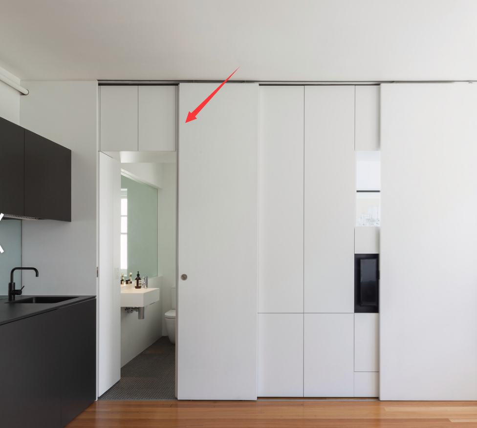 闺蜜家的卫生间太牛了，门两旁全部都打了收纳柜，榨干家里每一平！