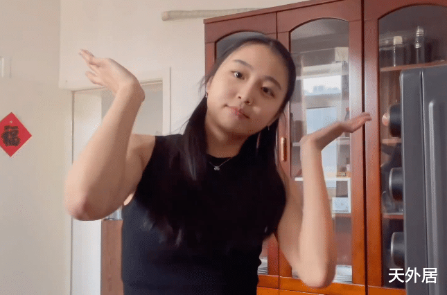 花滑|可爱！朱易素颜出镜，“女友视角”做面包，花滑宠粉第一人？