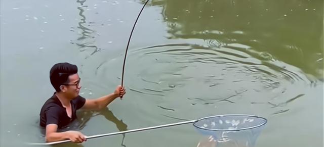 |男子野钓中10斤的大鱼,爆竿后还把自己拉下水,网友:虚荣心作祟