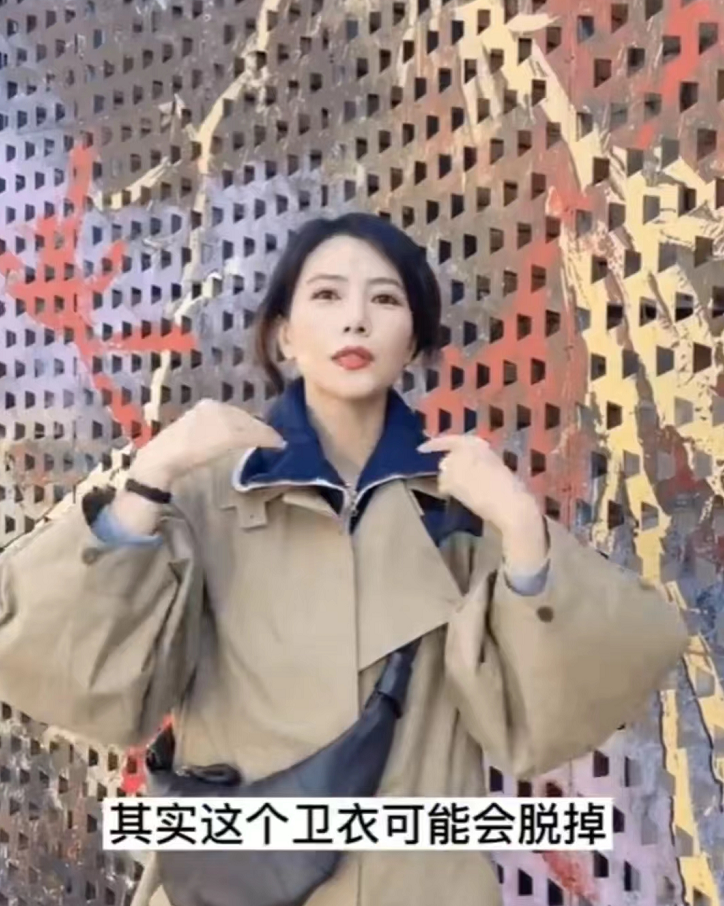 运动 42岁高圆圆一涂红唇就封神！穿风衣大方分享穿搭技巧，越老越好看