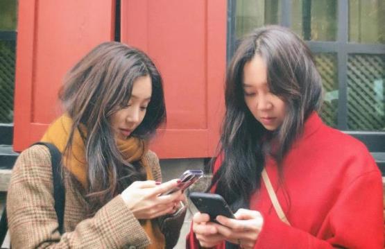 衣帽间|41岁郑丽媛独居19年,书墙衣帽间那叫一个震撼,简直是人间理想