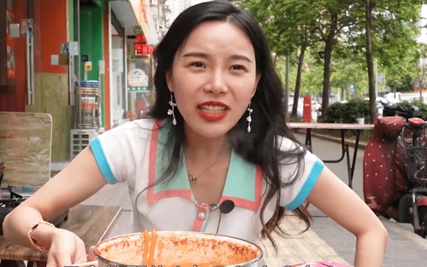 小贝|知名吃播小贝饿了又被指催吐，手指关节伤口似牙印，大批粉丝质疑