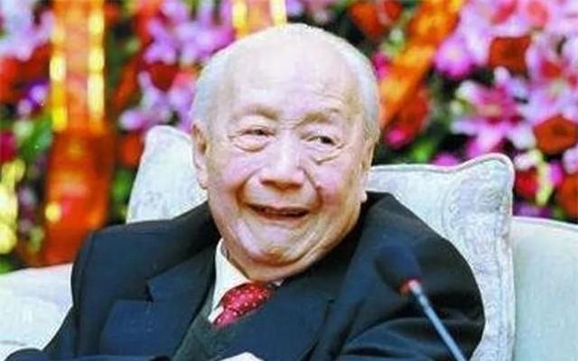 耳机|1996年 钱伟长参观华为 告诫任正非：别向外国人低头！