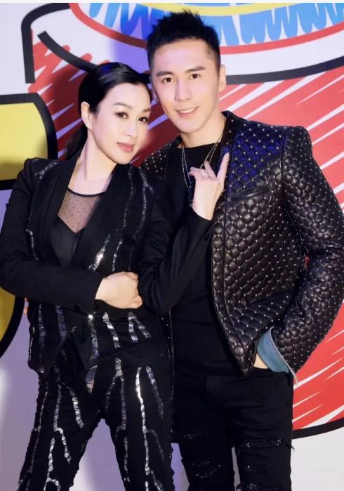 钟丽缇|钟丽缇夫妇直播带货翻车,破壁机拿上来就坏了,销量惨淡场面尴尬