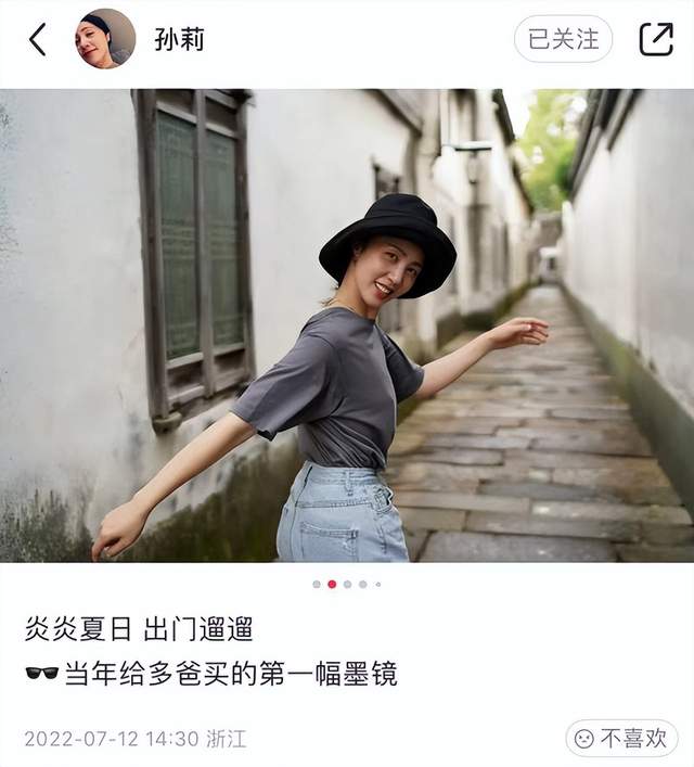 美甲 16岁多多晒摩登美照！气场强大脸上雀斑抢眼，高调秀鲜红长美甲