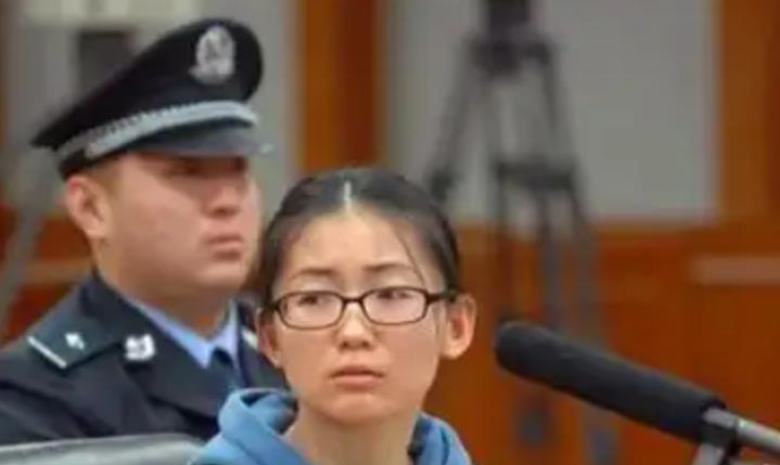 案例:豪车女司机拒交30元停车费撞死收费员,连累父亲也坐牢