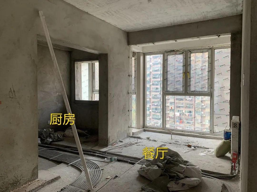 如果餐厅比较大,连接餐桌做个错层岛台吧,收纳翻倍还多个西厨!