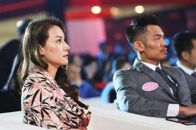 莫布里|林丹全家福出炉！6岁儿子像妈妈，41岁妻子是总裁，一把抱住林丹太甜蜜