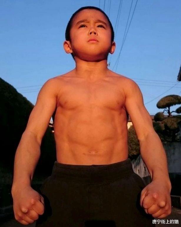 李小龙|12岁男童被称为“迷你李小龙”,能做双指俯卧撑,已成为电视明星