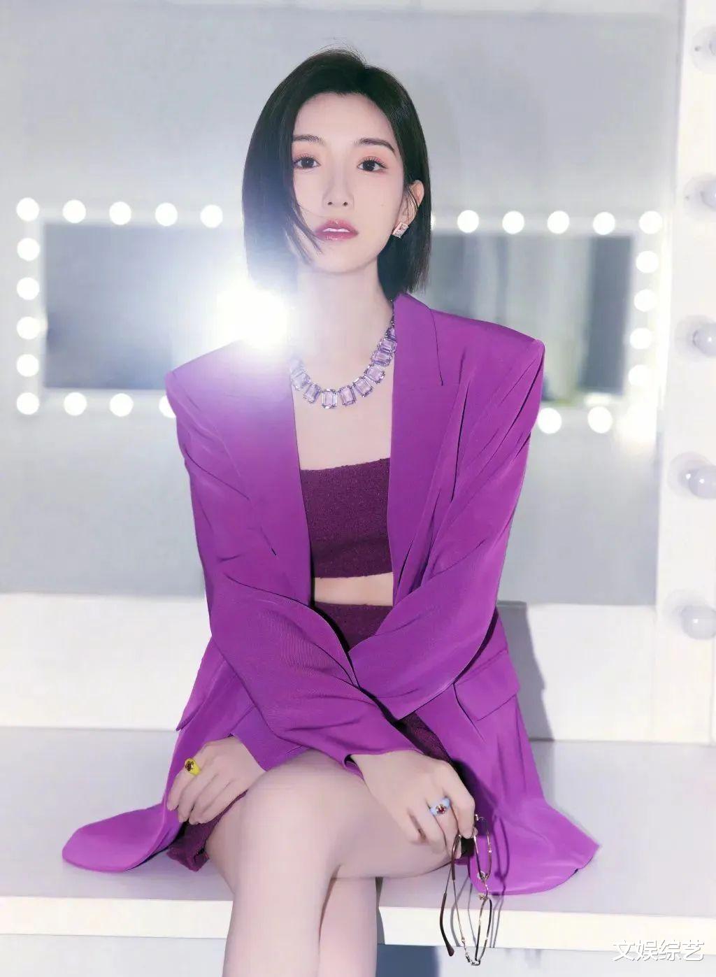 西装 毛晓彤太撩人了，身穿黑色职业西装，性感妩媚，穿出秋日的氛围感