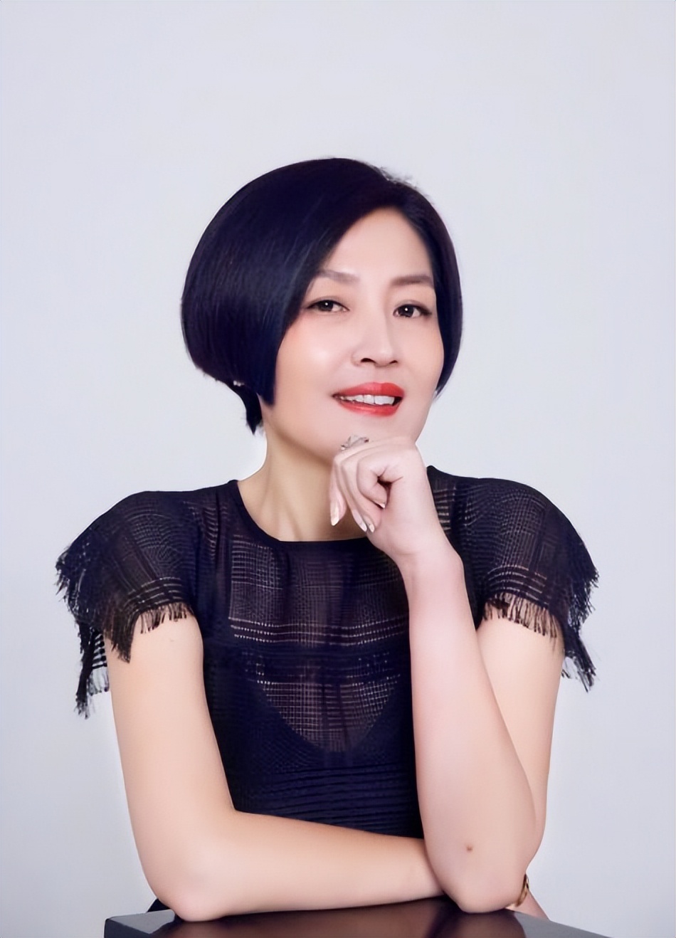 运动 李咏当初幸亏没丁克!哈文染红发带女儿看舞台剧,丧夫后生活悠闲