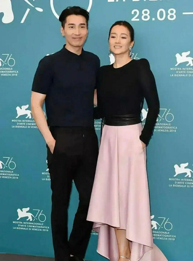 赵又廷|巩俐对赵又廷说:“等会有一个跟我同年同月的女星来跟你合影!”