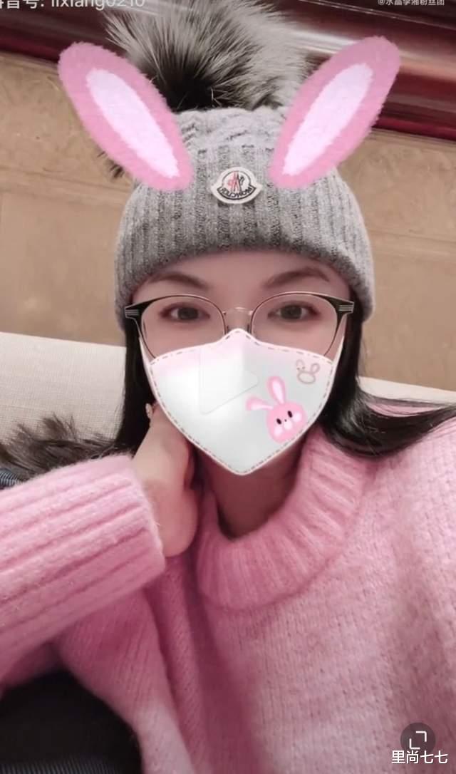 李湘|果然恋爱了?李湘首次高调秀钻戒,打扮向13岁女儿看齐嫩得不敢认