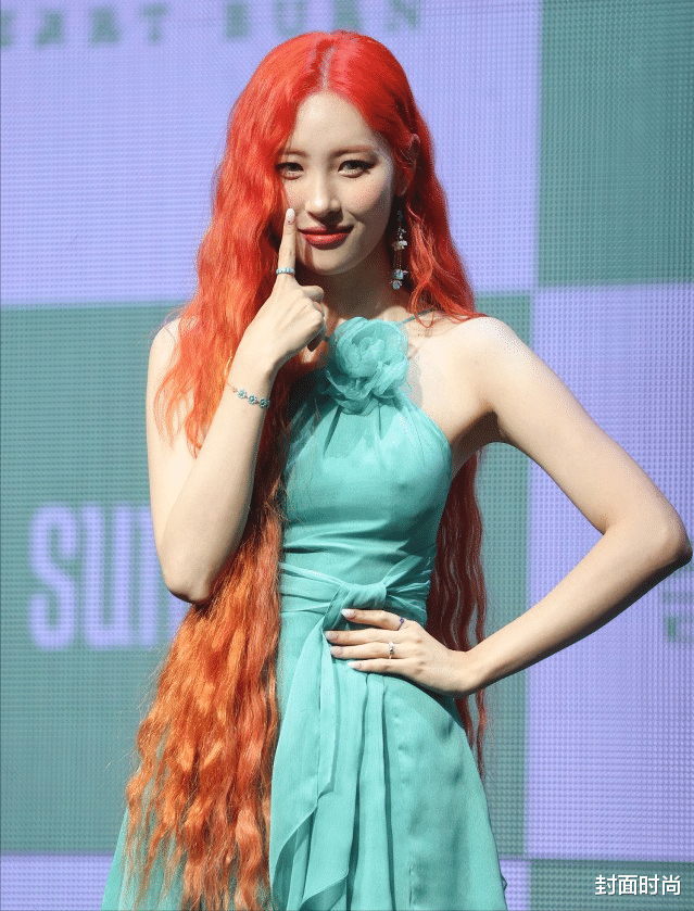 宣美好适合“大女人配色”，水蓝色裙配渐变金发，好像真人美人鱼