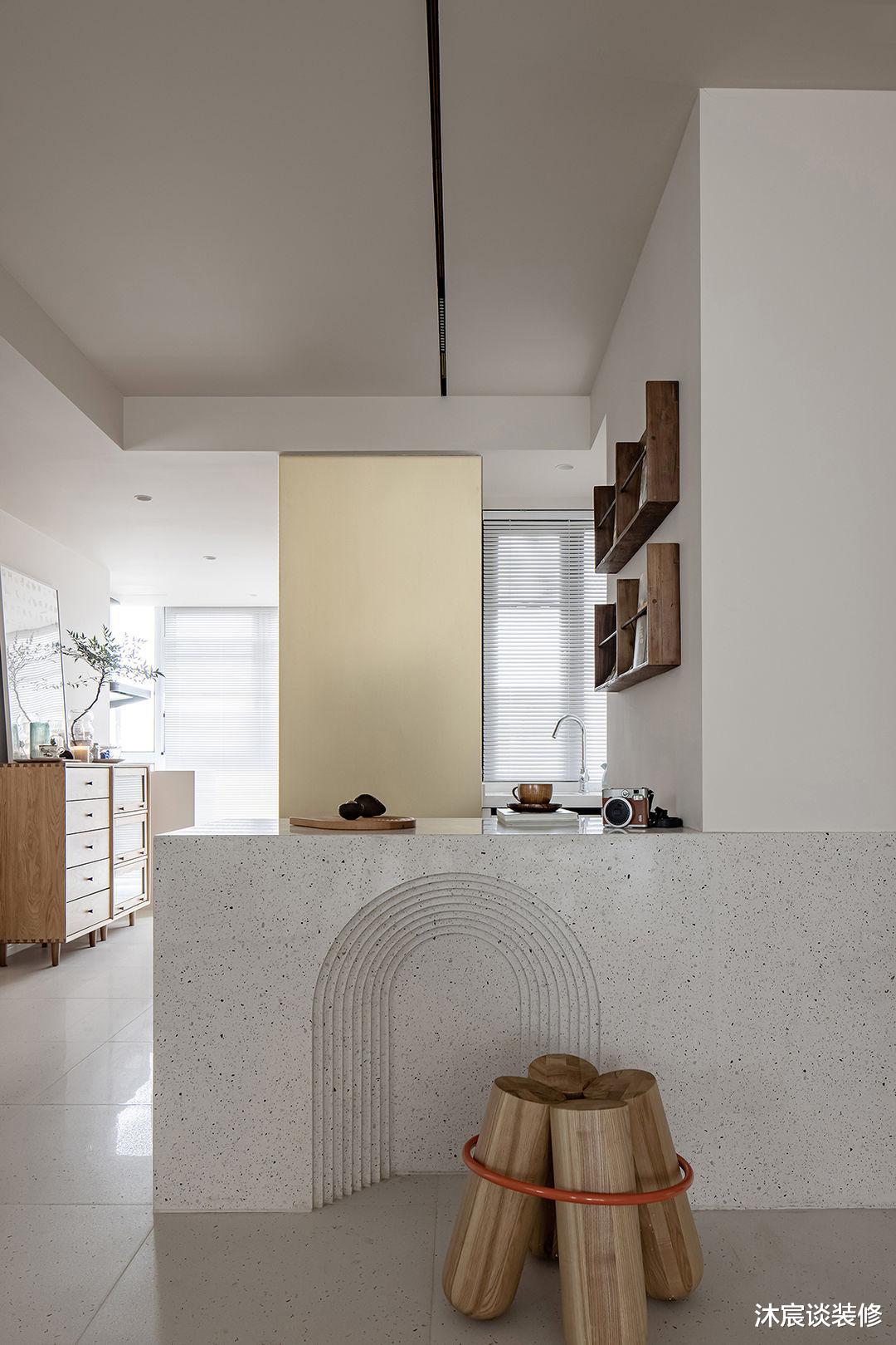 这对大学老师,把餐厅放在阳台就圈了好多粉,再开个天窗,美极了