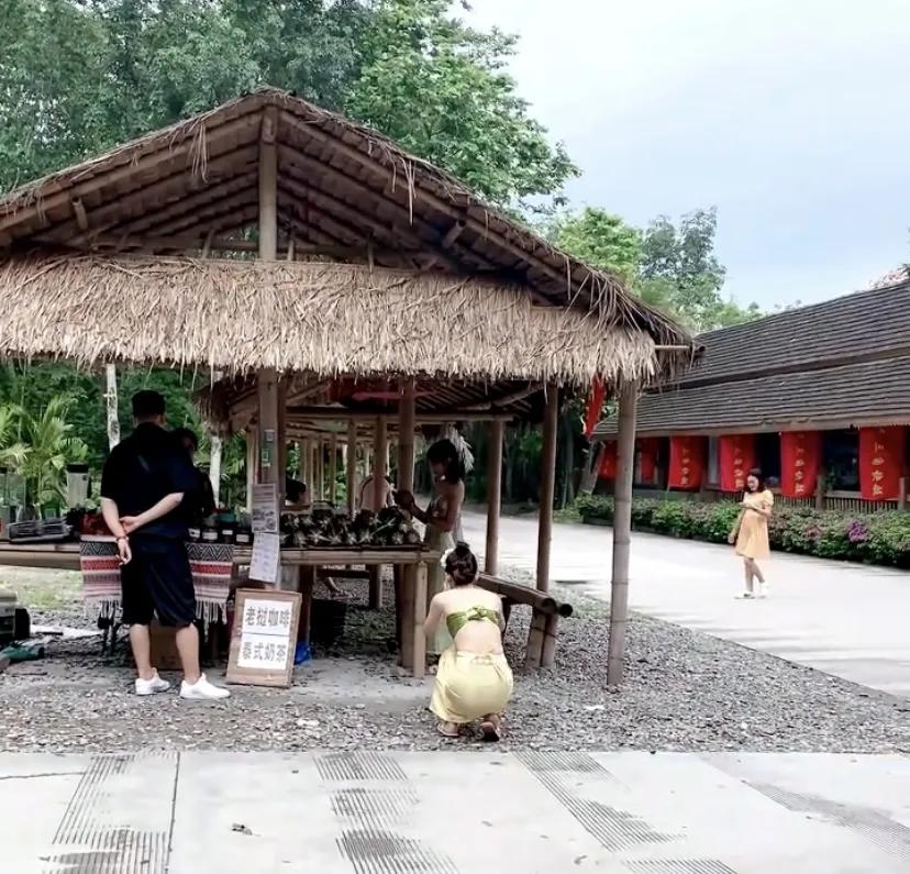 ?两女子景区仅穿胸衣吃水果，游客尴尬斜视