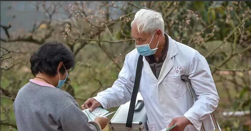 “这是义诊,不是非法行医!”山东济南,70岁的孙大爷在家中利用祖传偏方,给村民免费看病