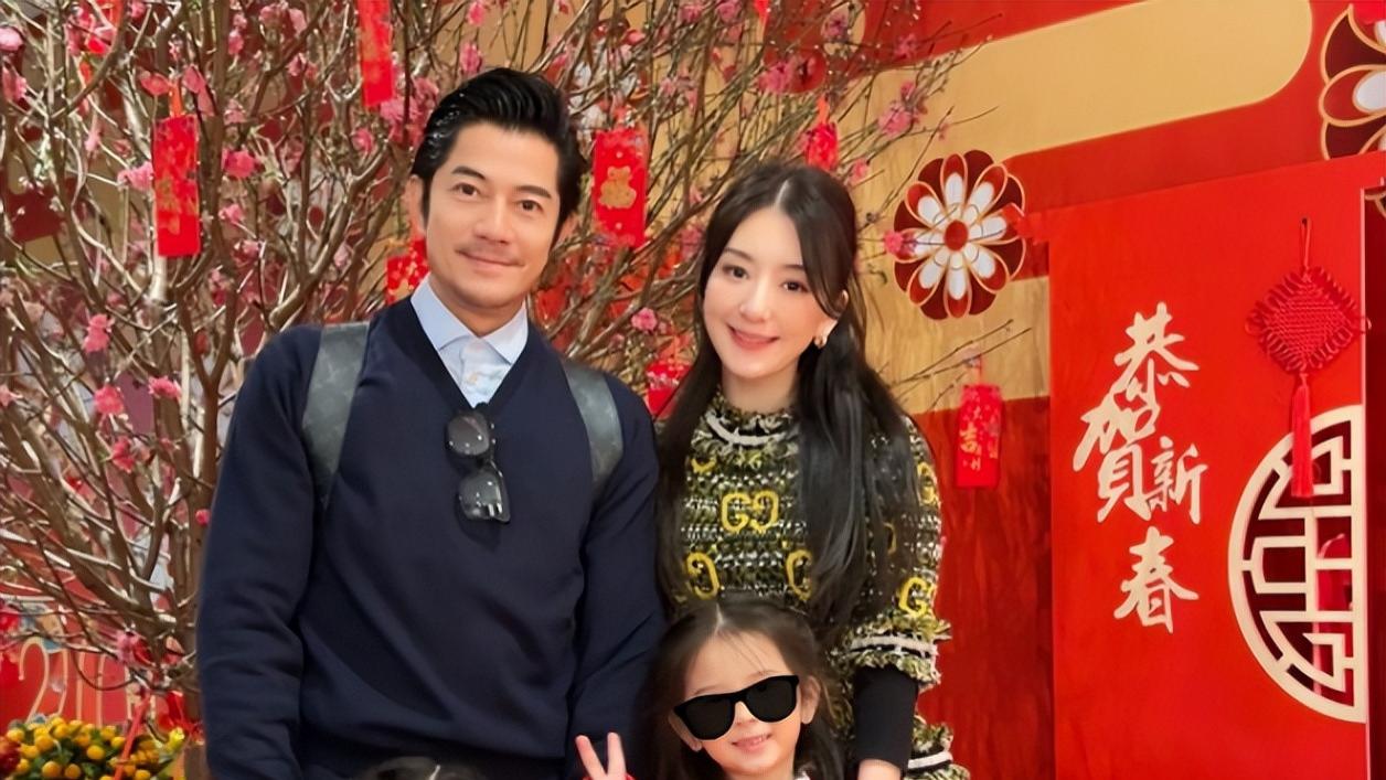 满江红|郭富城一家四口香港过年！俩女儿随爸太可爱，方媛没回娘家引热议