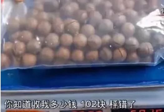 男子买了两千多元的干果,复秤后差了近一半,他找到店里讨要说法