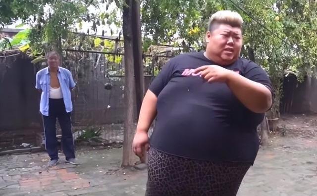 胖猴仔减200斤后重操旧业，大口炫肉直呼太棒，网友：又要走老路
