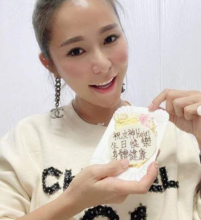 安以轩|陈荣炼被抓后,安以轩首次晒浓妆照,或将学洗米嫂赚钱养家