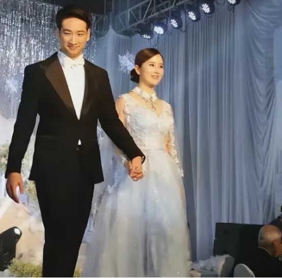 伏玟晓|知名女主持被曝离婚分亿万家产!被骂是离婚专业户,本尊出面辟谣