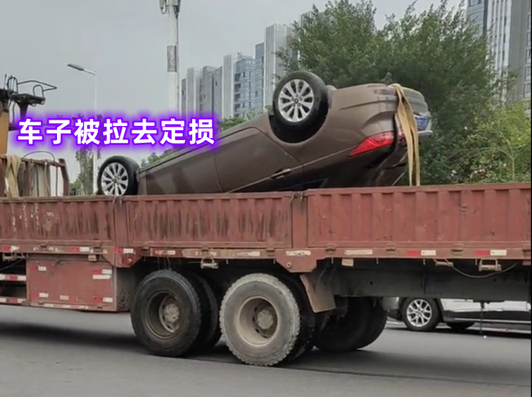 车位被占业主把占位车丢河里,福州男子现在后悔,晚了。