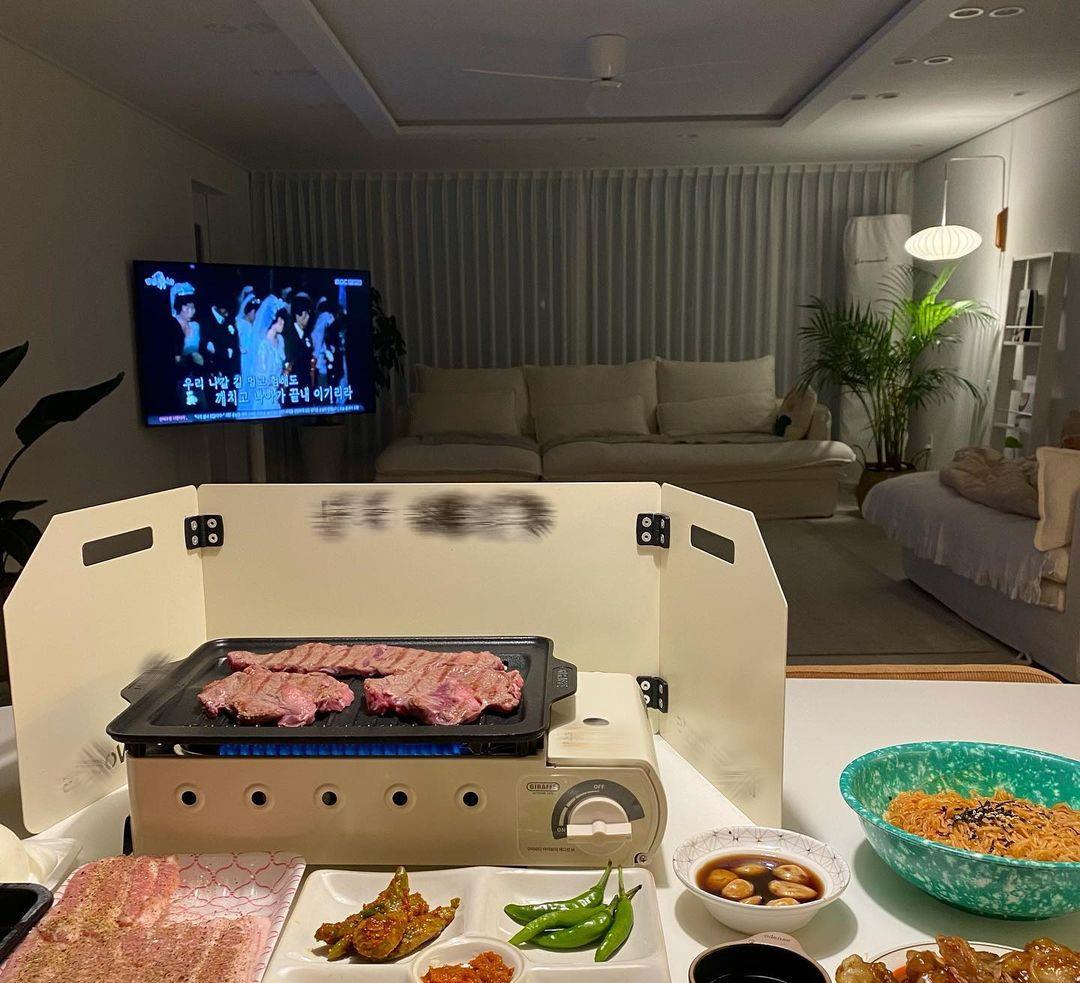 果然客厅大就是任性,一地多用,不仅是健身房,还能在这露营!