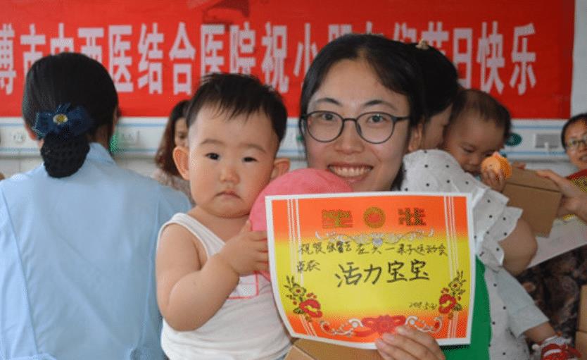 孩子满脸骄傲带奖状回家,宝妈看到奖状上的字却怒了,确实忍不了