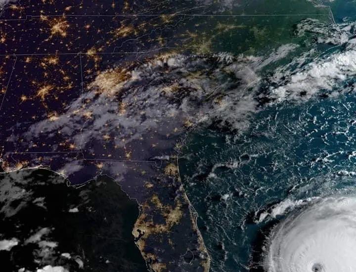 在翻云覆雨的大自然面前,人类太渺小了…