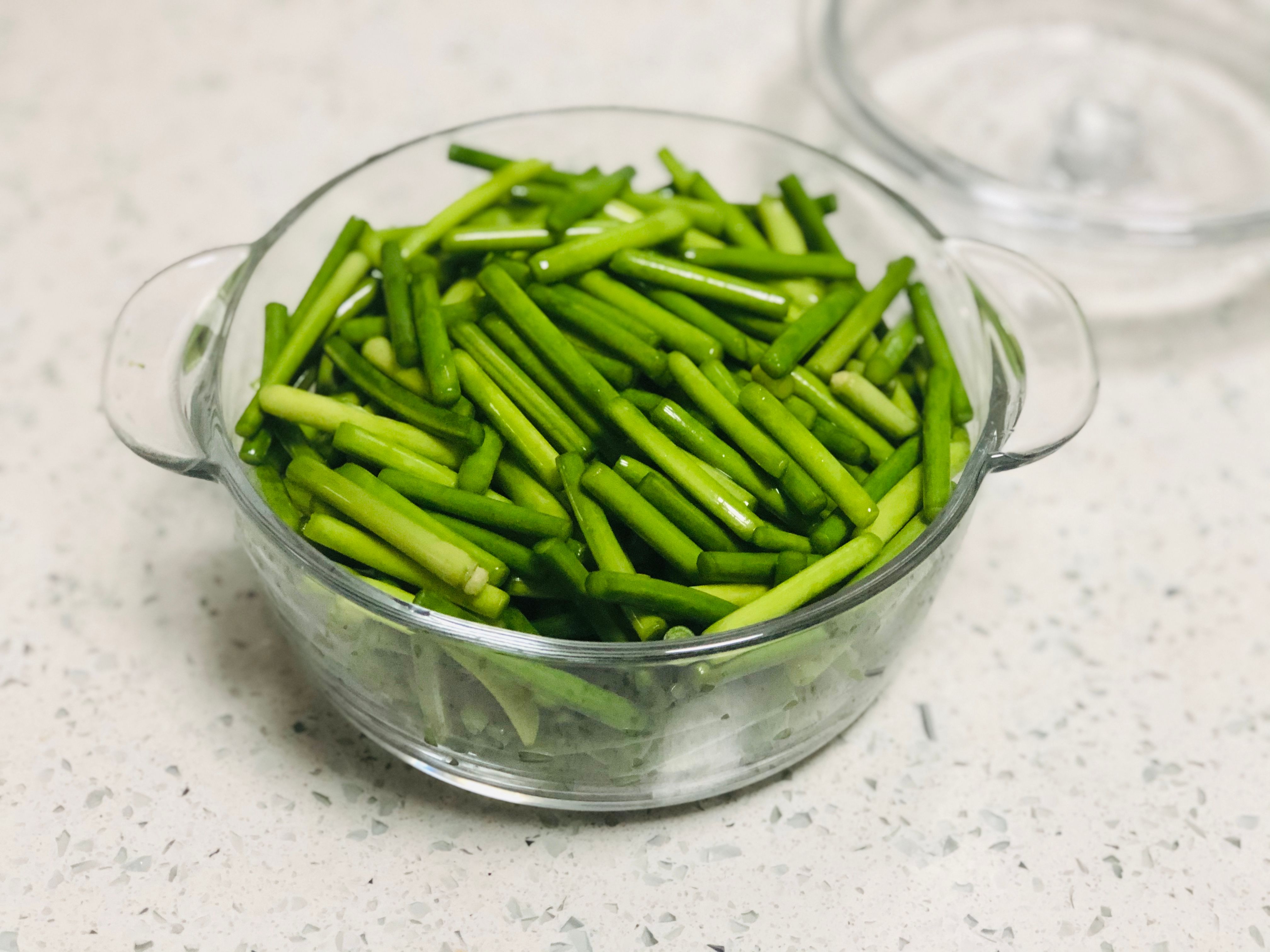 买蒜苔时,遇到“红帽”和“白帽”怎么选?菜农教你技巧,别瞎买