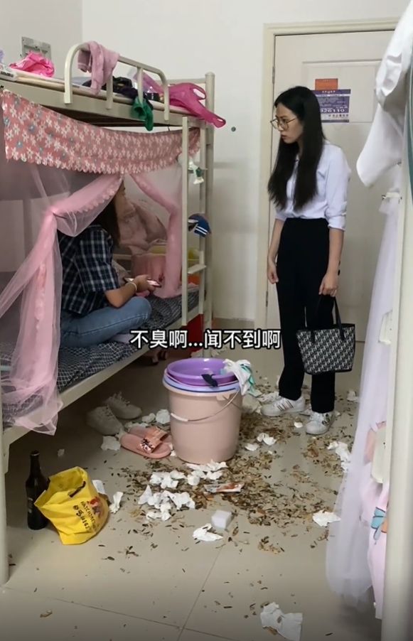 广东:00后厂妹宿舍混乱得像狗窝,垃圾到处乱扔,换洗内裤随便挂