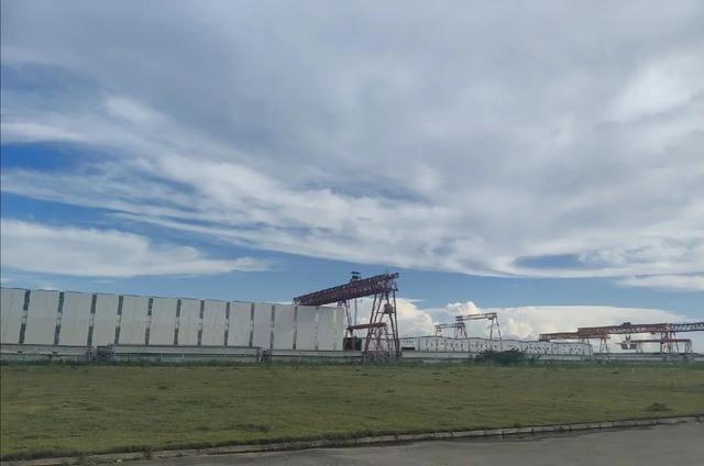 本科生|那些隐瞒学历“进厂打螺丝”的本科生：我的青春18元一小时