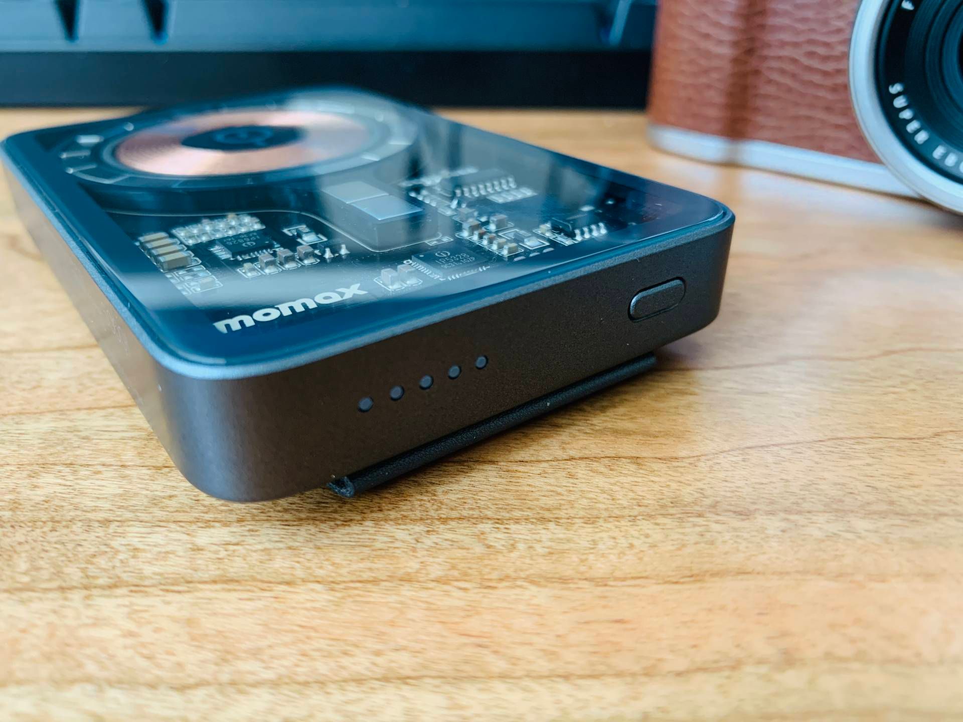 移动电源|一拍即合，满电待发——摩米士赛博风透明磁吸移动电源来袭