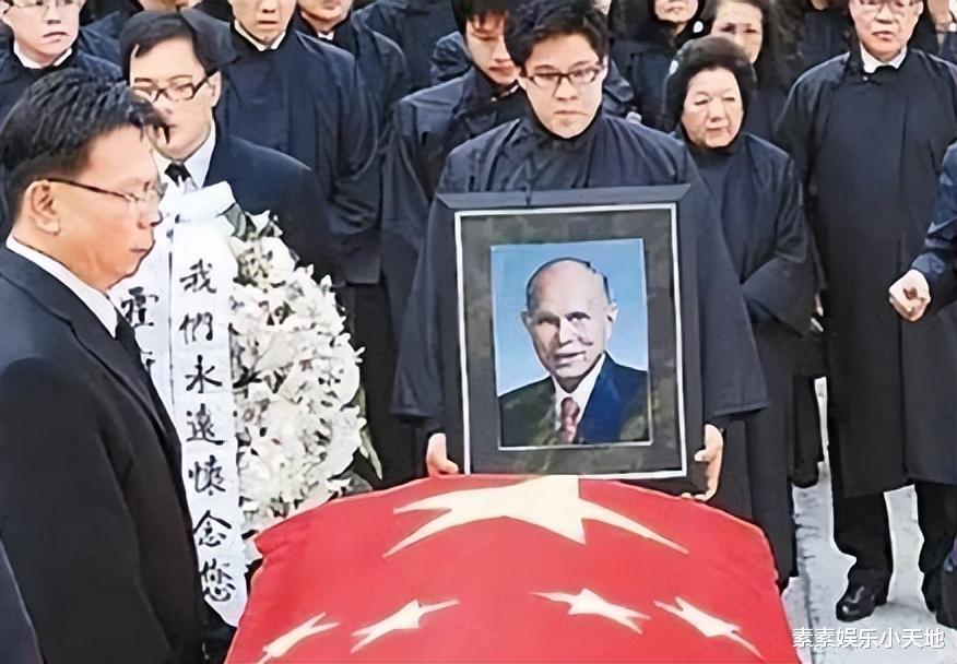 霍英东|霍英东离世16周年，霍启刚带长子墓地拜祭，霍老铜像旁边摆满鲜花