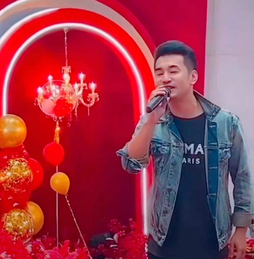 唐鉴军|53岁“谢广坤”现身商演,又唱又跳动作夸张,卖力演出表情丰富