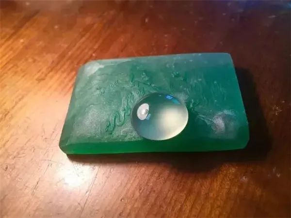翡翠|“石不可貌相”，1万块入手的小灯泡翡翠原石，竟切出高冰翡翠蛋面！